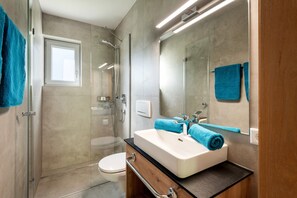 Shower - Ap. in Brixental with swimming pond (Brixen im Thale)