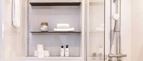 Apartment, Stadtblick | Badezimmer