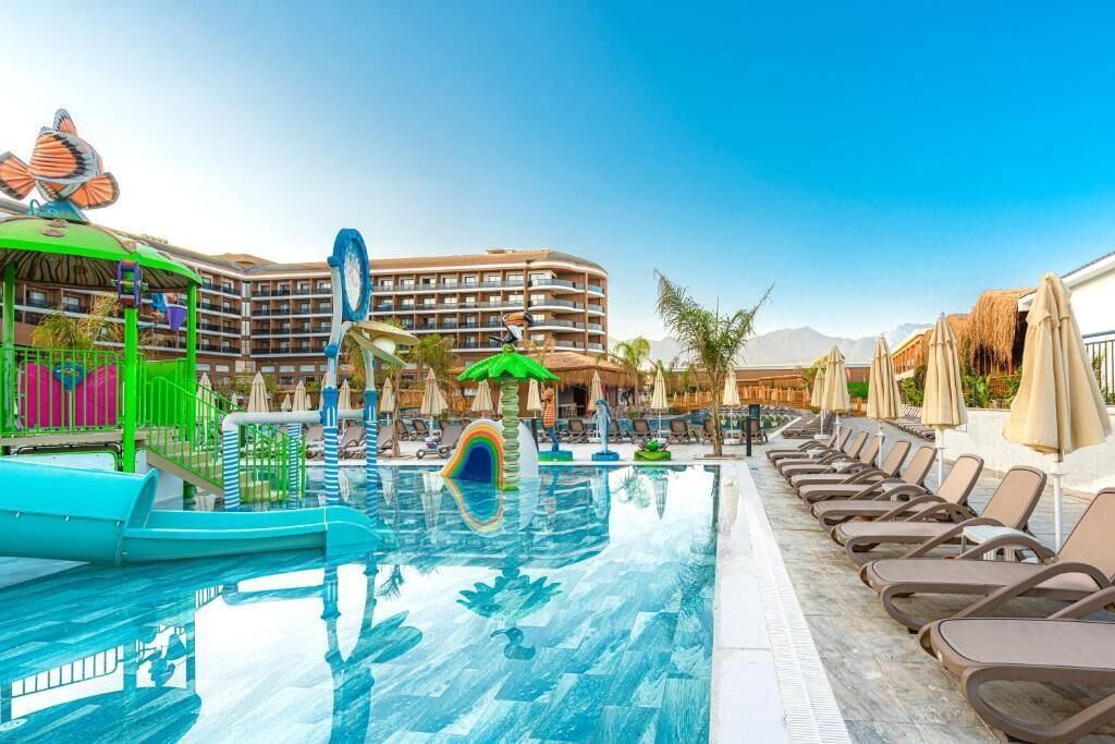 Kolam renang indoor dan kolam renang outdoor musiman