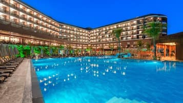 Kolam renang indoor dan kolam renang outdoor musiman