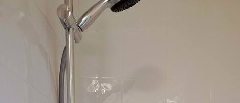 Habitación clásica, vista a la ciudad | Baño | Batas y pantuflas