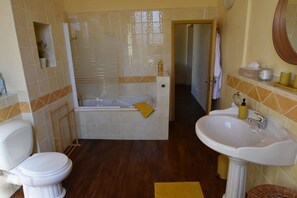 Classic Room, River View | Bathroom | Bathrobes - La Vernassonne (Alzonne)