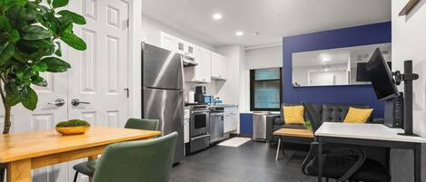 Frigorífic, microones, forn i placa de cuina