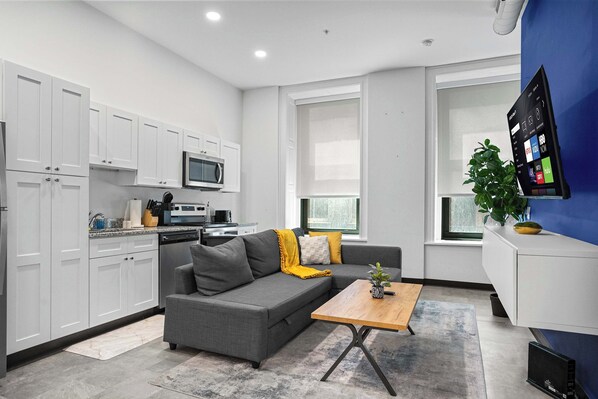 Una televisión, una oficina