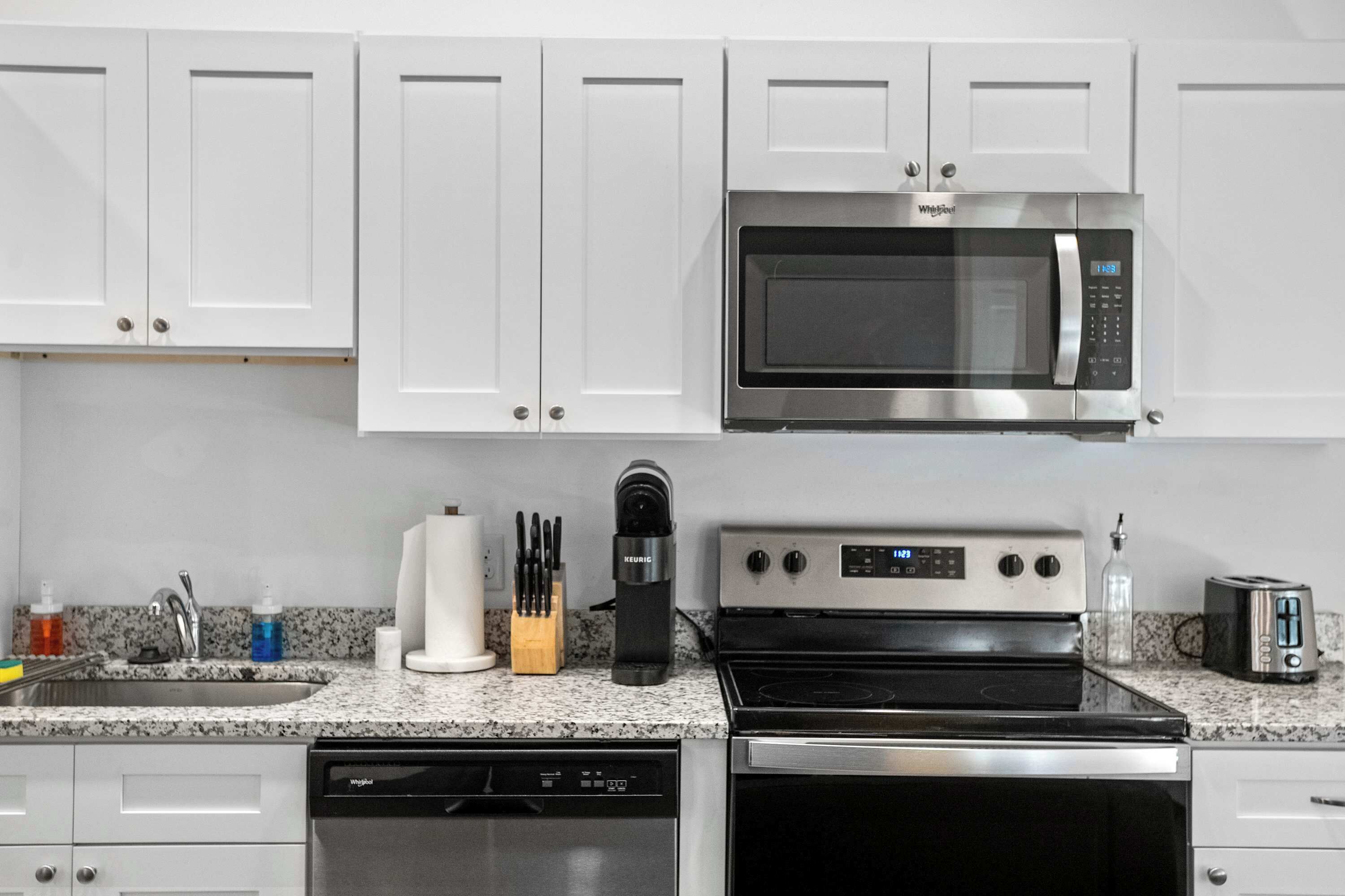 Geladeira, micro-ondas, cooktop, lava-louças