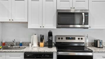 Geladeira, micro-ondas, cooktop, lava-louças