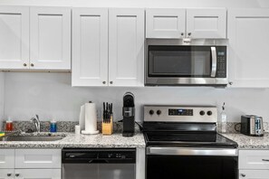 Frigorífico, microondas, horno y placa de cocina