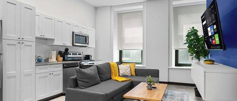 Een televisie en een kantoor