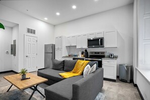 TV, offices - CozySuites Stunning 1BR in Downtown Pitts #7 (Pittsburgh)