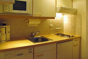 Kühlschrank, Mikrowelle, Herdplatte, Geschirrspüler
