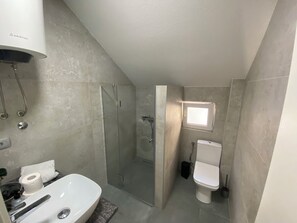 Appartement, balkon, uitzicht op de baai | Badkamer | Gratis toiletartikelen, een haardroger, handdoeken, zeep