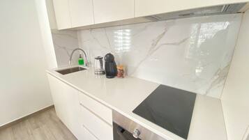 Apartment, Balcony, Bay View | Private kitchen | Oven, stovetop, cookware/dishes/utensils