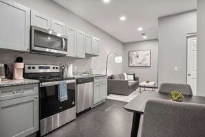 Frigorífic, microones, forn i placa de cuina 