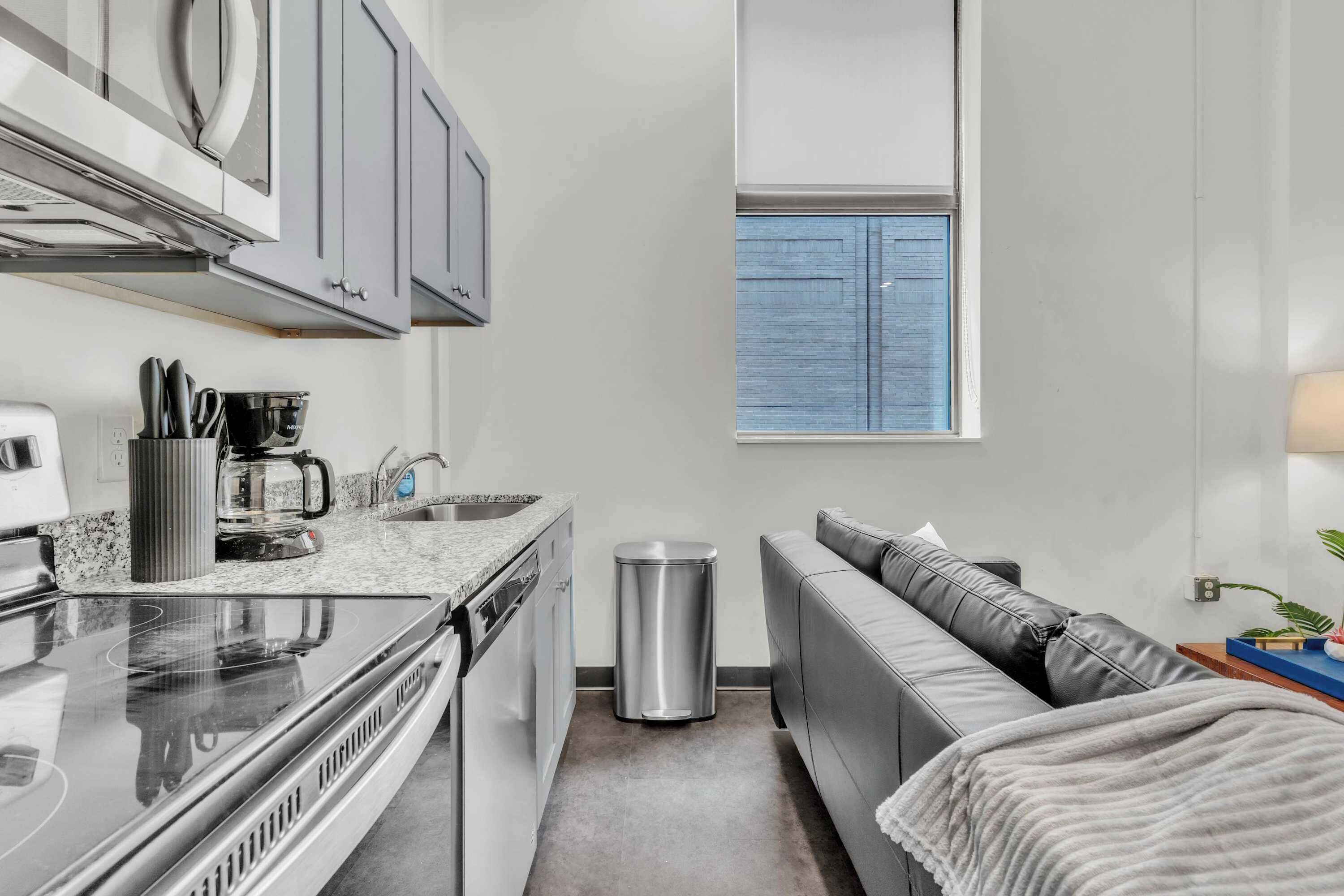 雪櫃、微波爐、焗爐、爐具