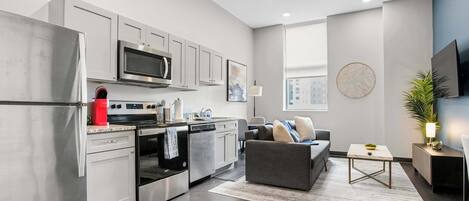 Réfrigérateur, micro-ondes, four, plaque de cuisson