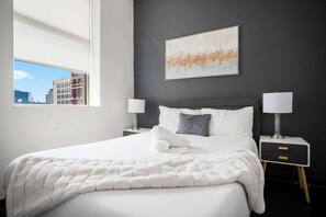 1 habitación, tabla de planchar con plancha, wifi y ropa de cama