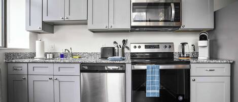 Réfrigérateur, micro-ondes, four, plaque de cuisson