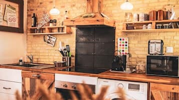 Villa Premium, vista al jardín | Cocina privada | Cafetera de espresso y tetera eléctrica