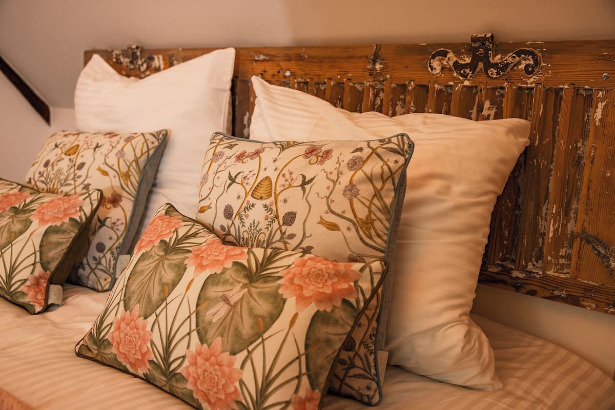 Romantic Suite, Garden View | 1 bedroom, hypo-allergenic bedding, pillowtop beds