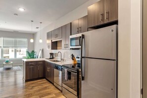 Geladeira, micro-ondas, fogão, cooktop