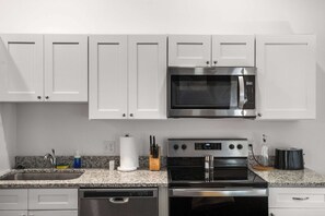 Frigorífico, microondas, horno y placa de cocina