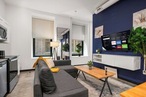 TV, offices - CozySuites Stunning 1BR in Downtown Pitts #8 (Pittsburgh)