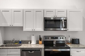 Geladeira, micro-ondas, cooktop, lava-louças