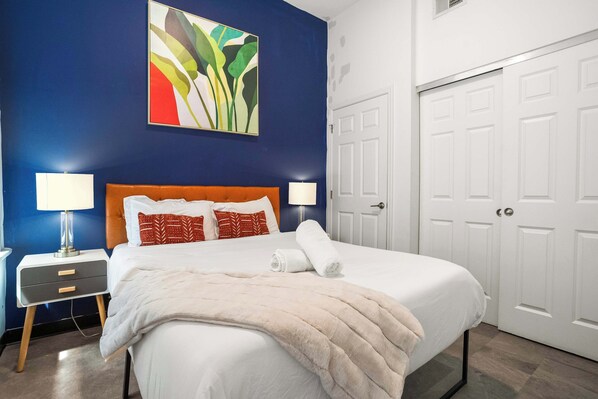 1 dormitorio, tabla de planchar con plancha, wifi y ropa de cama