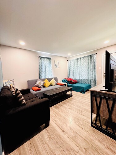 Niagarafalls view, close to the falls
Sleeps 4 - 6, Main Floor, 2bedrooms,1 bath