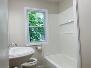 Shower - Niagarafalls view, close to the falls
Sleeps 4 - 6, Main Floor, 2bedrooms,1 bath (Niagara Falls)