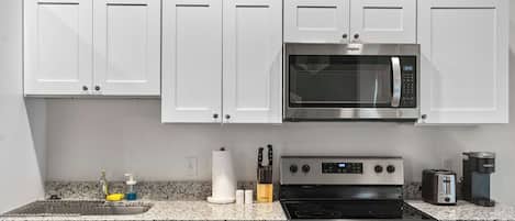 Refrigerador, microondas, horno y parrilla de estufa