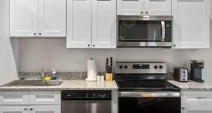 CozySuites Stunning 1BR in Downtown Pitts # 12