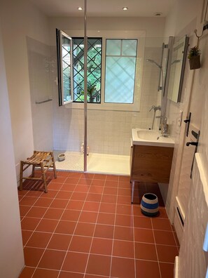 Dusche, Haartrockner, Handtücher, Seife