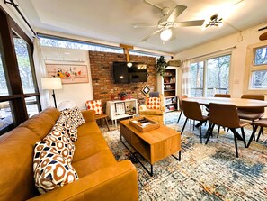 Smart TV, table football - The Mod Pod~2 bd/2.5 bth/dog/games/steps to beach (Wellfleet)