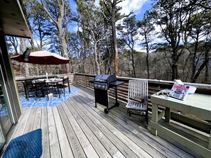 Outdoor dining - The Mod Pod~2 bd/2.5 bth/dog/games/steps to beach (Wellfleet)