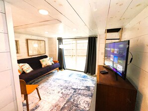 Smart TV, table football - The Mod Pod~2 bd/2.5 bth/dog/games/steps to beach (Wellfleet)