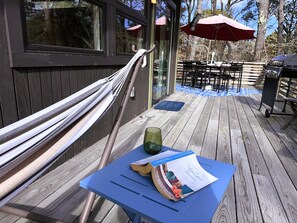 Outdoor dining - The Mod Pod~2 bd/2.5 bth/dog/games/steps to beach (Wellfleet)