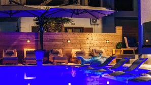 Hồ bơi ngoài trời phục vụ theo mùa