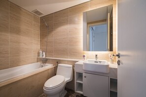 Bruser, hårtørrer, bidet, håndklæder