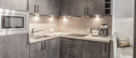 Køleskab, kogeplade, opvaskemaskine, kaffe-/temaskine