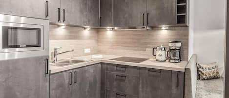 Geladeira, cooktop, lava-louças, cafeteira/chaleira