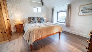 7 bedrooms, iron/ironing board, WiFi, bed sheets