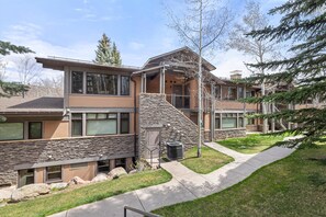 Exterior - Bluebird Basecamp: Family-Friendly Alpine Retreat (Snowmass Village)