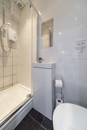 Douche, sèche-cheveux, serviettes fournies