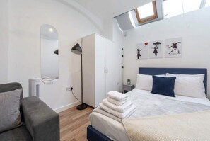 Desk, iron/ironing board, WiFi, bed sheets
