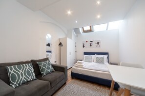 Desk, iron/ironing board, WiFi, bed sheets