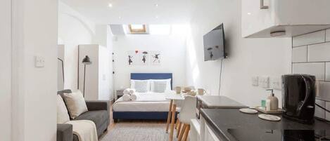 Desk, iron/ironing board, WiFi, bed sheets
