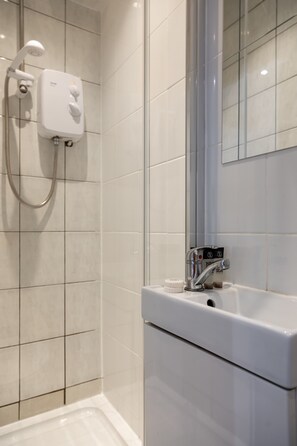 Douche, sèche-cheveux, serviettes fournies