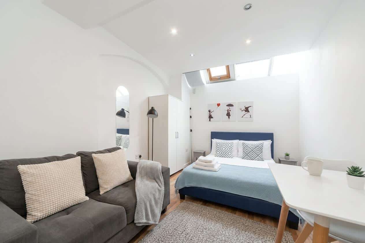 Desk, iron/ironing board, WiFi, bed sheets