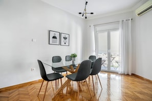 Departamento, 1 cama matrimonial, cocina, vista a la ciudad | Comedor